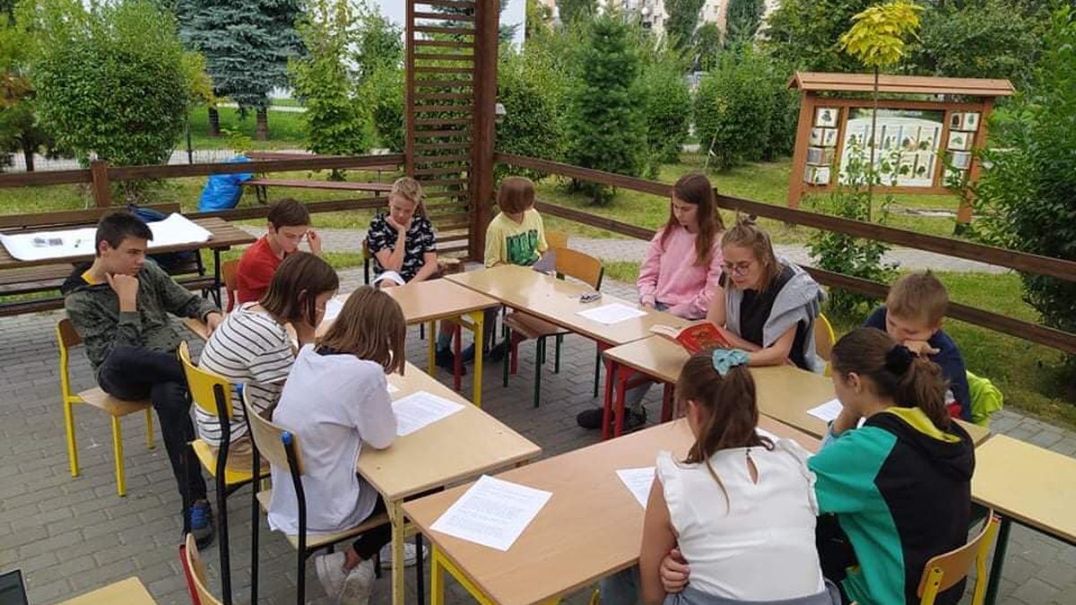 Un atelier de lecture en plein air avec des enfants