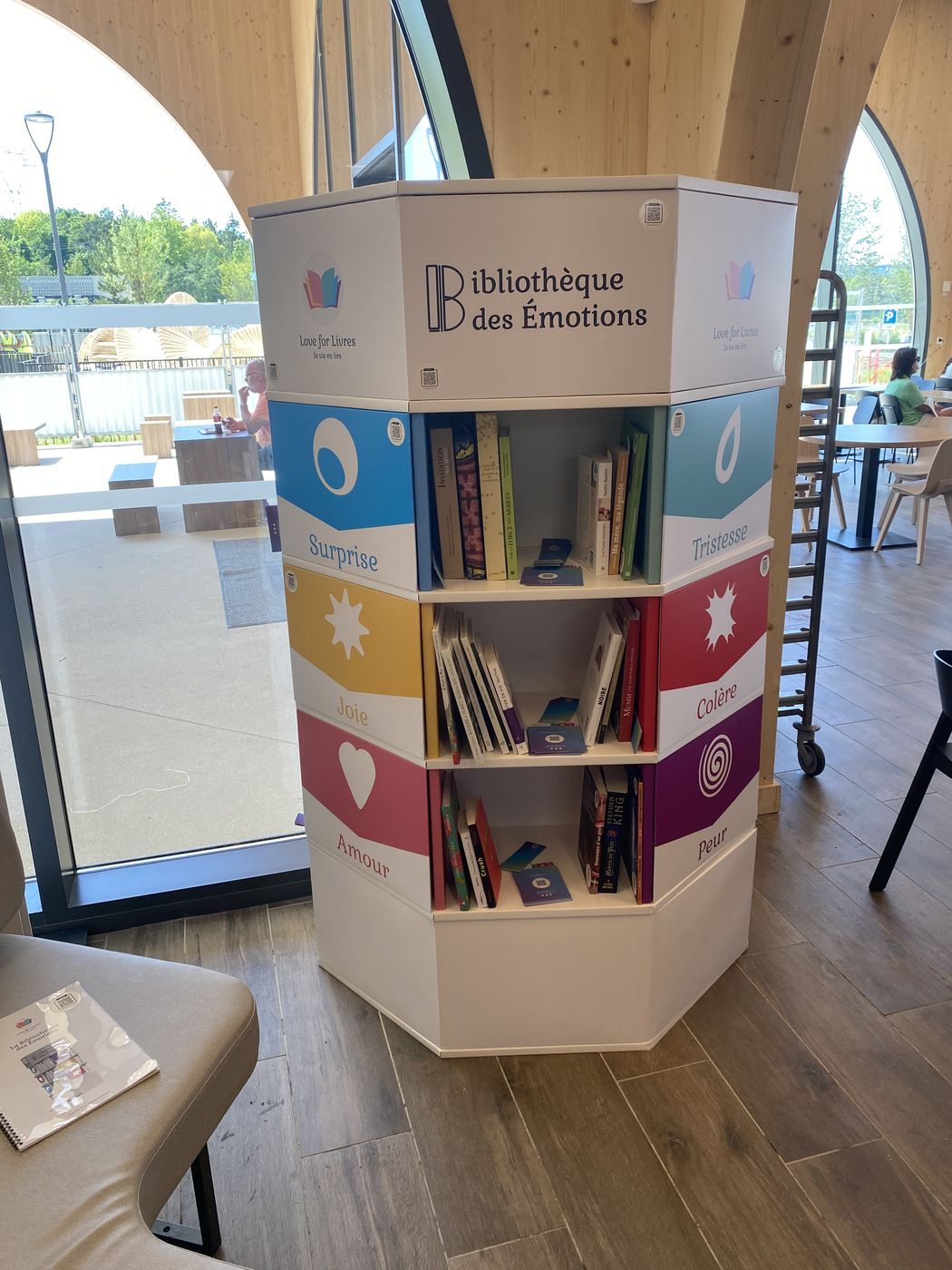 Une Bibliothèque des Émotions hexagonale dans un espace lumineux