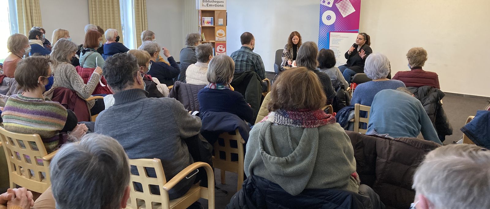 Une salle pleine pendant un atelier autour de la lecture