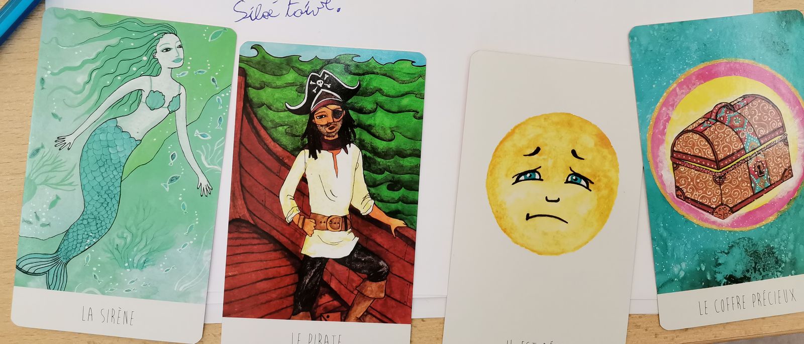 Des cartes illustrées posées sur la table pendant une séance