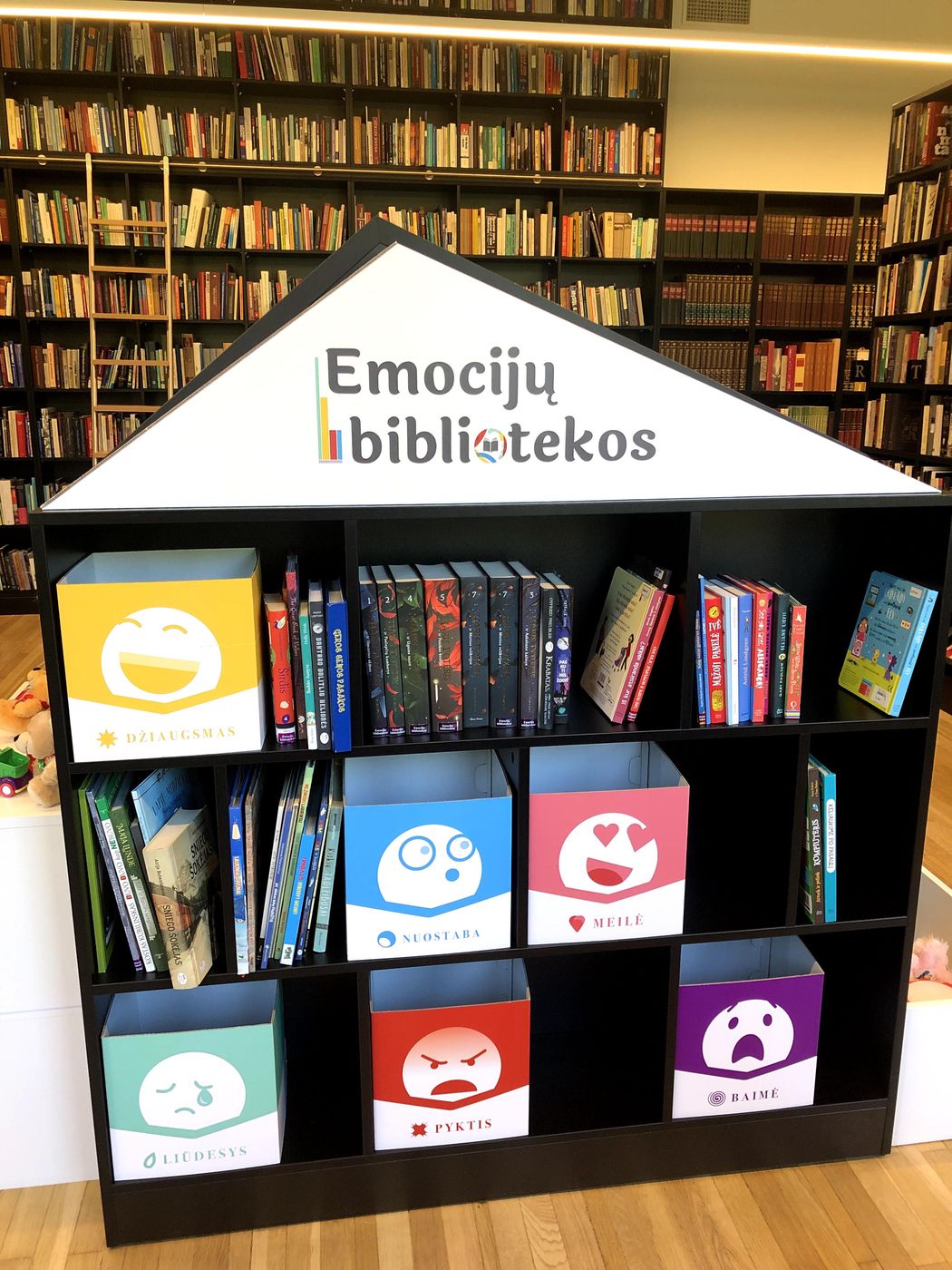 Un coin des émotions dans une bibliothèque partenaire, avec ses cases colorées par émotion